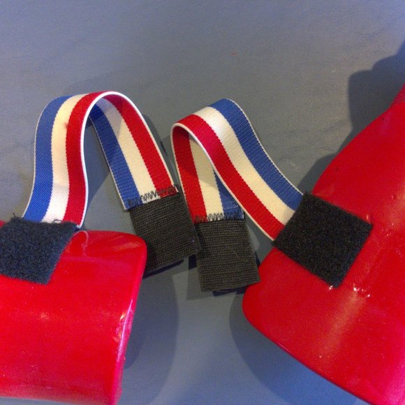 Sparring helmet and a pair of gloves - Picture 2 of 7